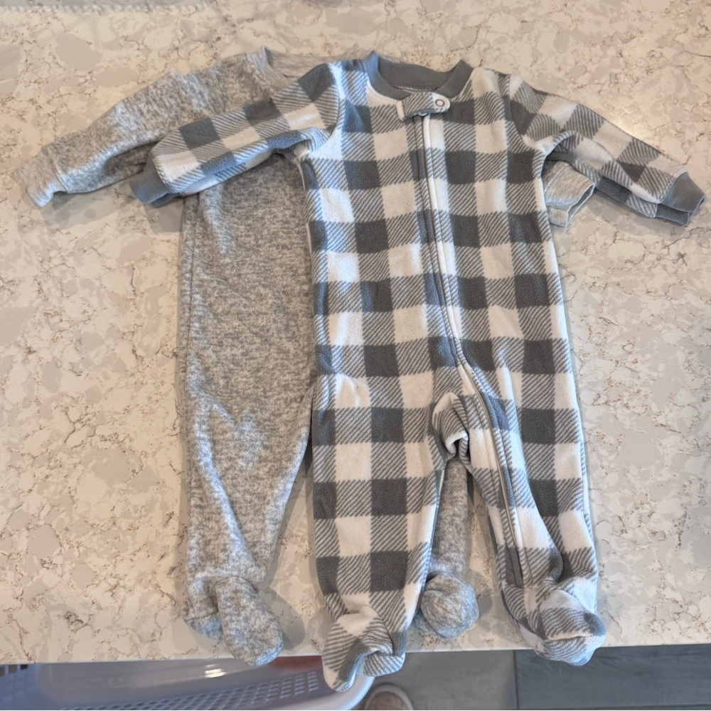 Amazon essentials 3-6Months - Gray and White Plaid Kids One Piece Fleece Footies